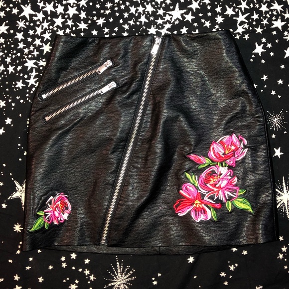 Faux leather skirt - Picture 1 of 4